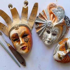 'Les masques de Venise' ~ Plâtre, argile et huile, P; M; G