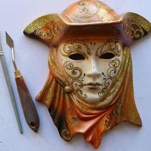 'Les masques de Venise' ~ Plâtre, argile et huile, P; M; G